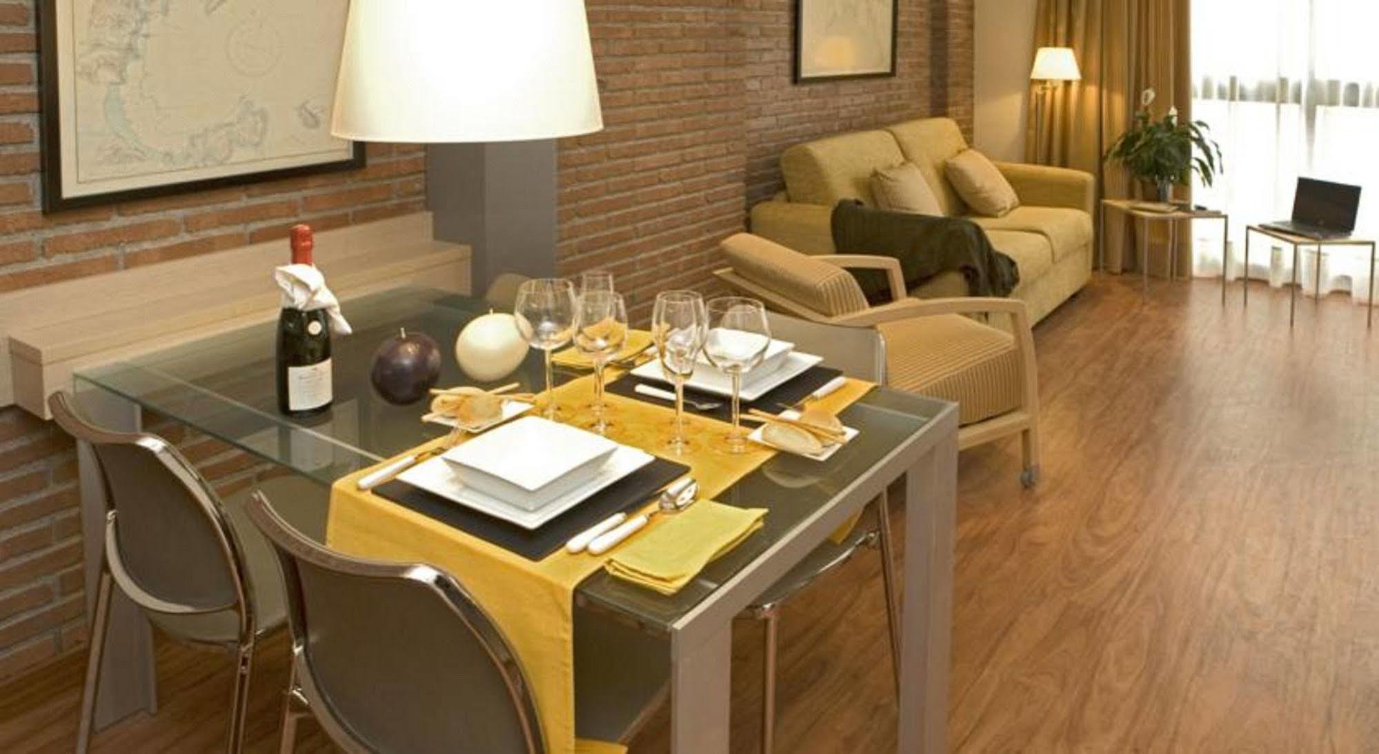 Serennia Cest Apartamentos Arc De Triomf Barcelona Exterior photo